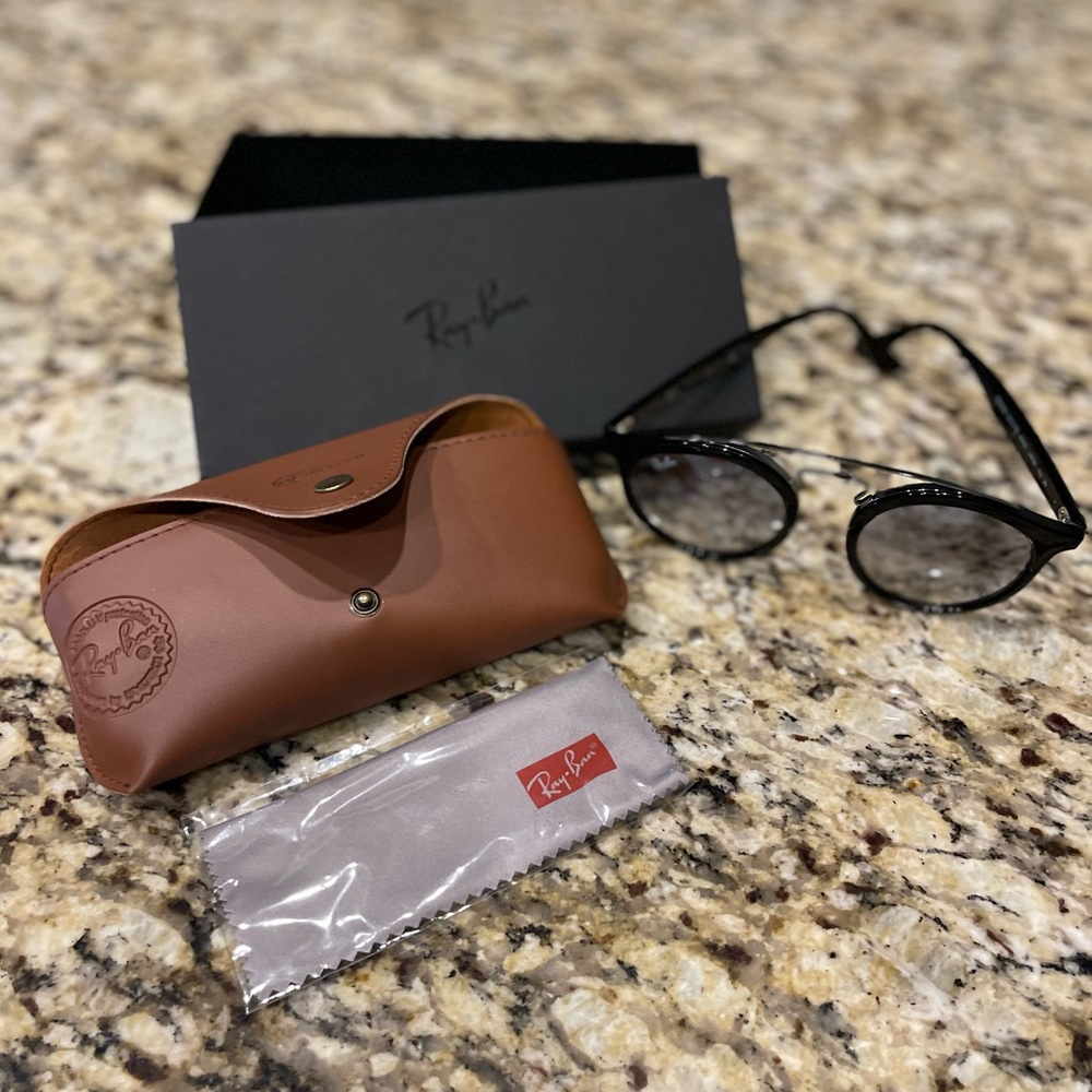 Like NEW Ray•Ban new gatsby style sunglasses.